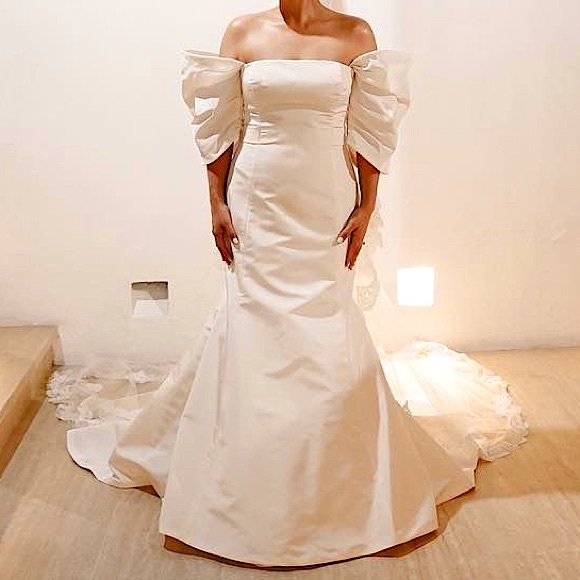Carolina Herrera White Bride Wedding Gown Dress with Sleeves Fall 2022 Size 6 - Picture 3 of 5